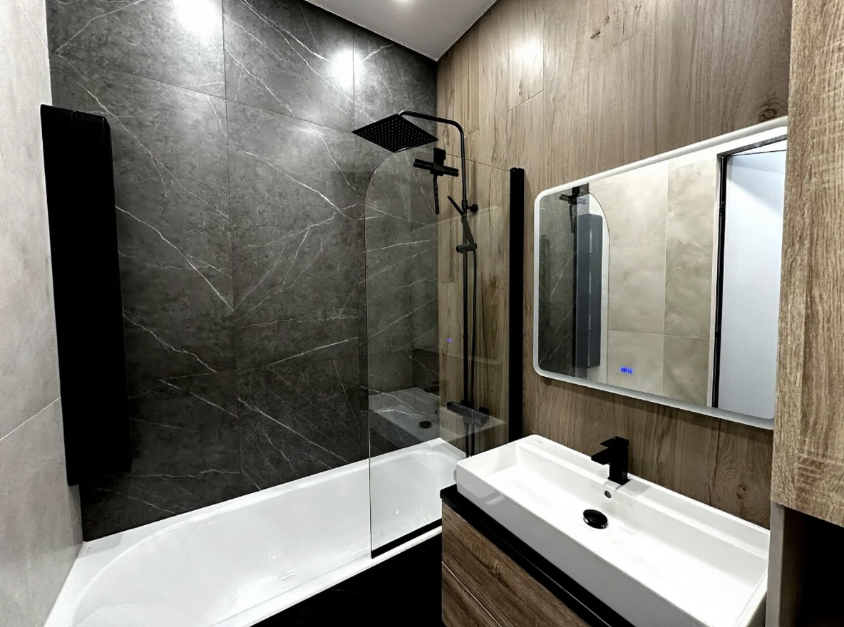 Современная ванная комната с серой плиткой