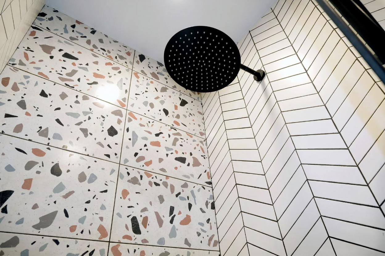 Совмещенный санузел с белой плиткой